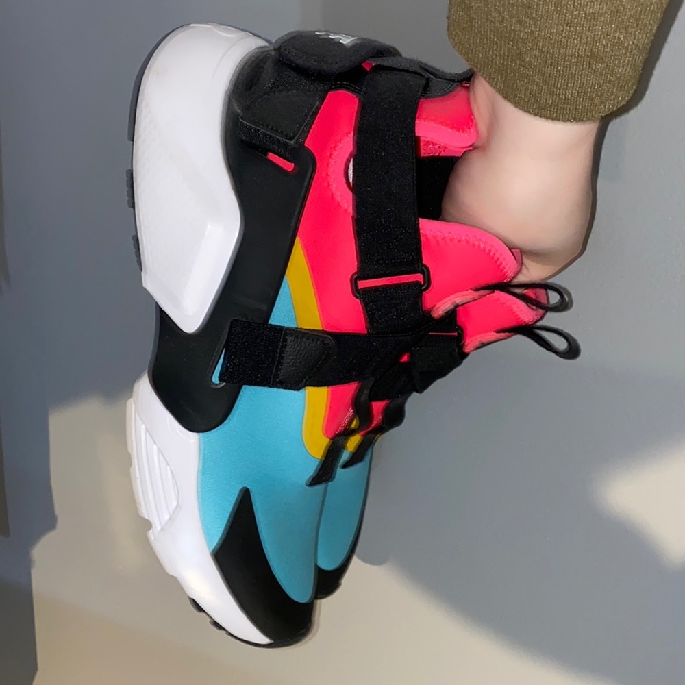 Nike women’s air huarache! Including yellow bands!